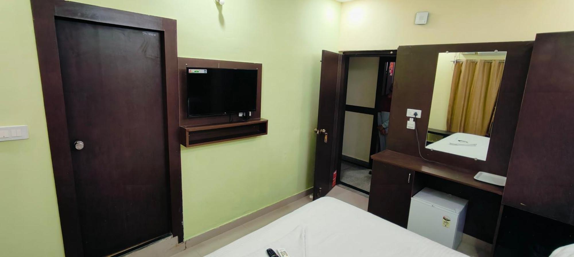 Pph Royal Gs Comforts Opp Mall Of Asia Bangalore Exterior photo