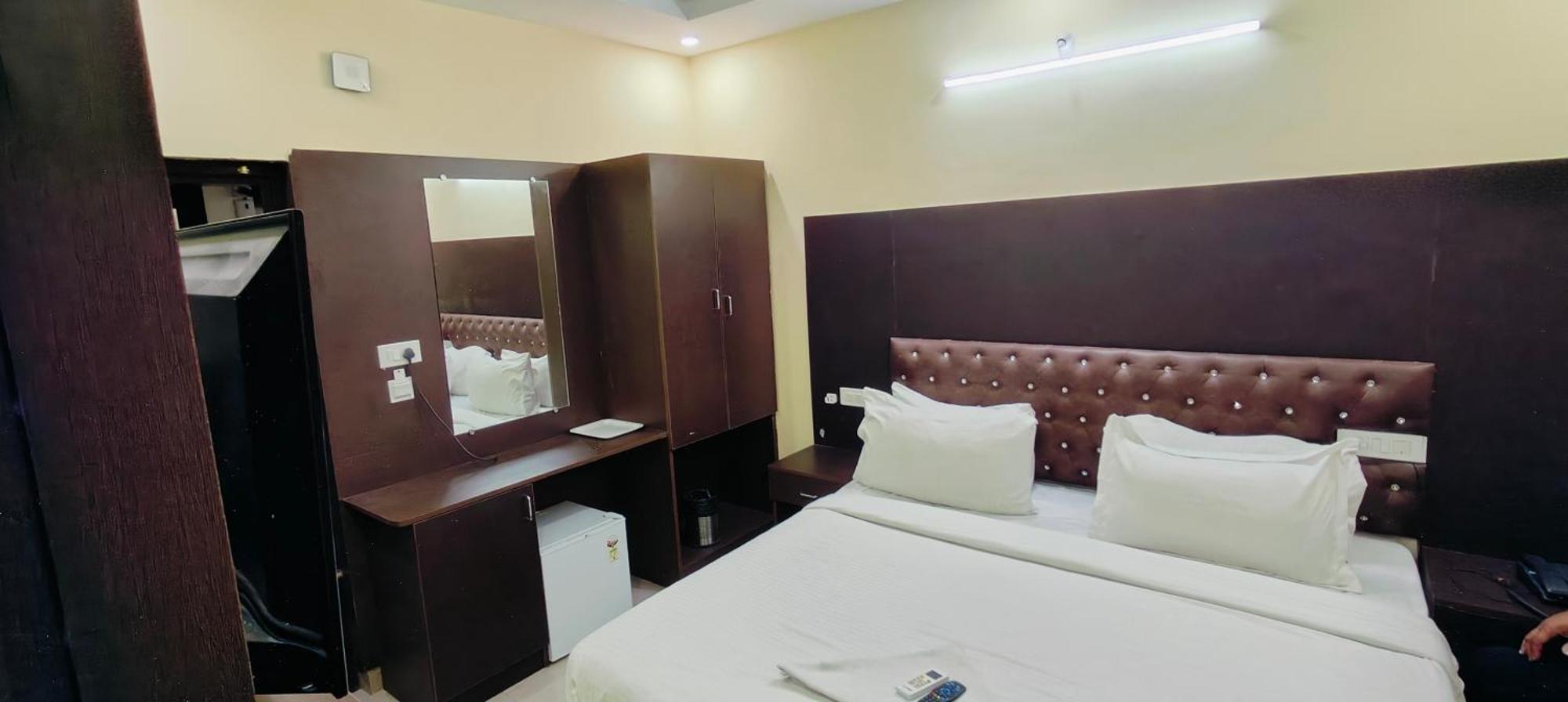 Pph Royal Gs Comforts Opp Mall Of Asia Bangalore Exterior photo